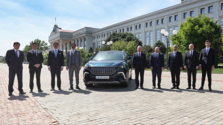 Yerli Otomobil Özbekistan'da! Cumhurbaşkanı Mirziyoyev Togg'u teslim aldı