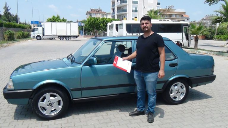 50 bin liraya aldığı 26 yıllık otomobile gözü gibi bakıyor