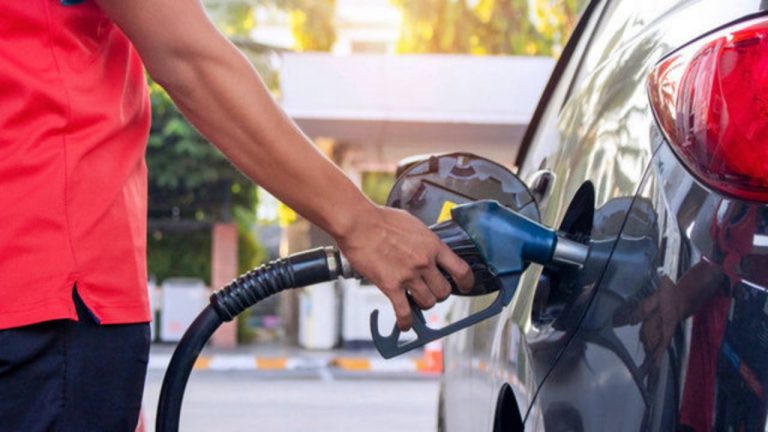 Akaryakıtta üst üste 3 gün indirim: Benzin ve motorinin litre fiyatı 18 TL'ye geriledi!