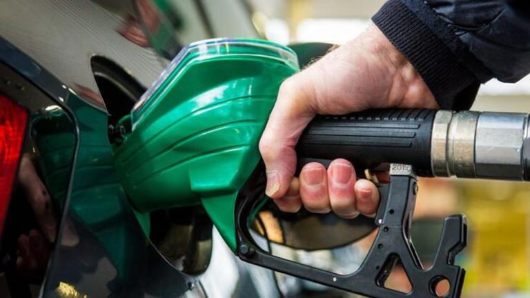 Petrol fiyatları uçuşa geçti: Benzin ve motorine bir zam daha bekleniyor!