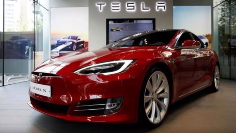 Tesla binlerce aracı 'kaza yapma riski var' diyerek geri çağırdı