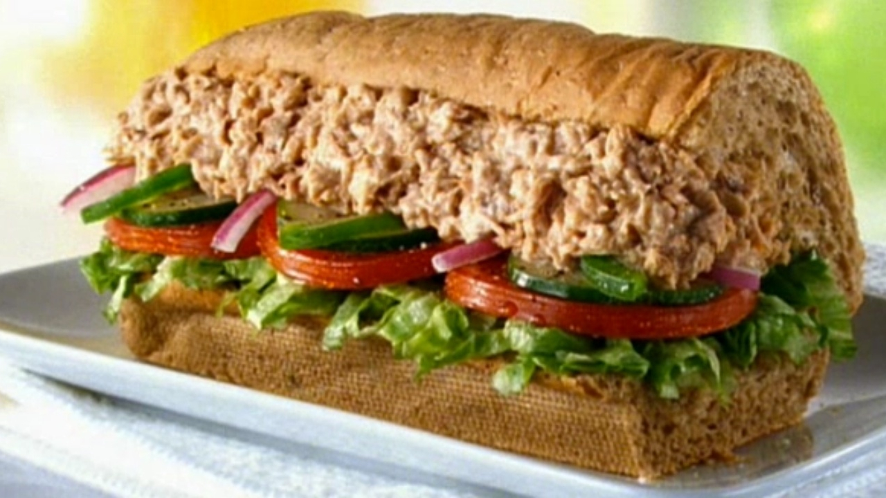 Didn t eat. Сабвей сэндвич с тунцом. Тунец как в сабвее. Subway Recipe. Бутерброд Смоленск.