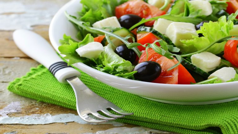 Mutfağa geçin ve akşam yemeğinin tadını Akdeniz Salatası tarifi ile çıkarın! Akdeniz Salatası nasıl yapılır?