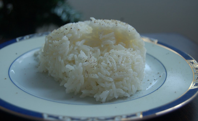 Tanelerini Kaynananıza Tek Tek Saydırın: Tavuk Suyunda Tereyağlı Pirinç Pilavı Tarifi