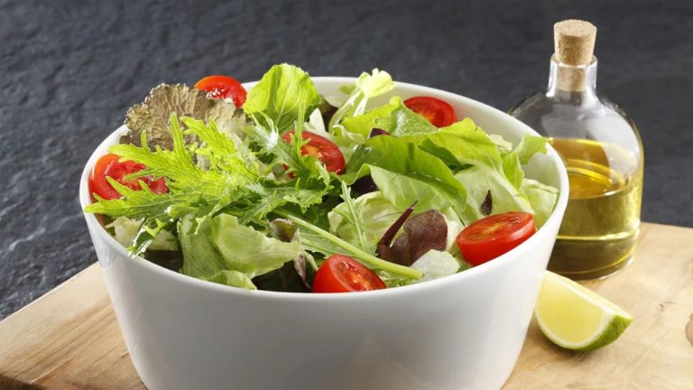 "Yeşillik olmadan sofraya oturmam" diyenlere mevsim salatası tarifi! Mevsim salatası nasıl yapılır?